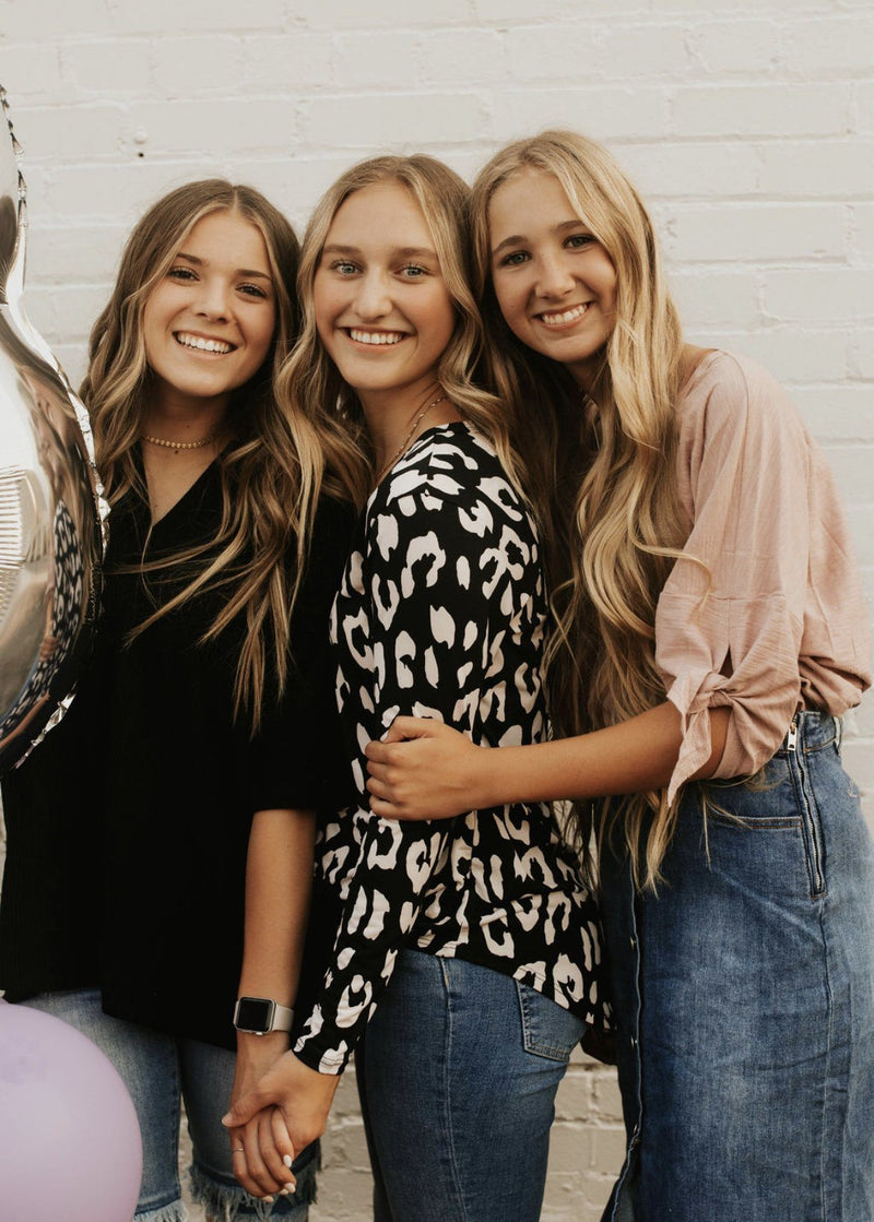 Friends🖤⛓️🥀 | Friends poses, Friends photography, Teen photography poses